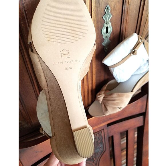 NWOT Ann Taylor Kaylin Suede Knot Wedge Sandals - Picture 4 of 5